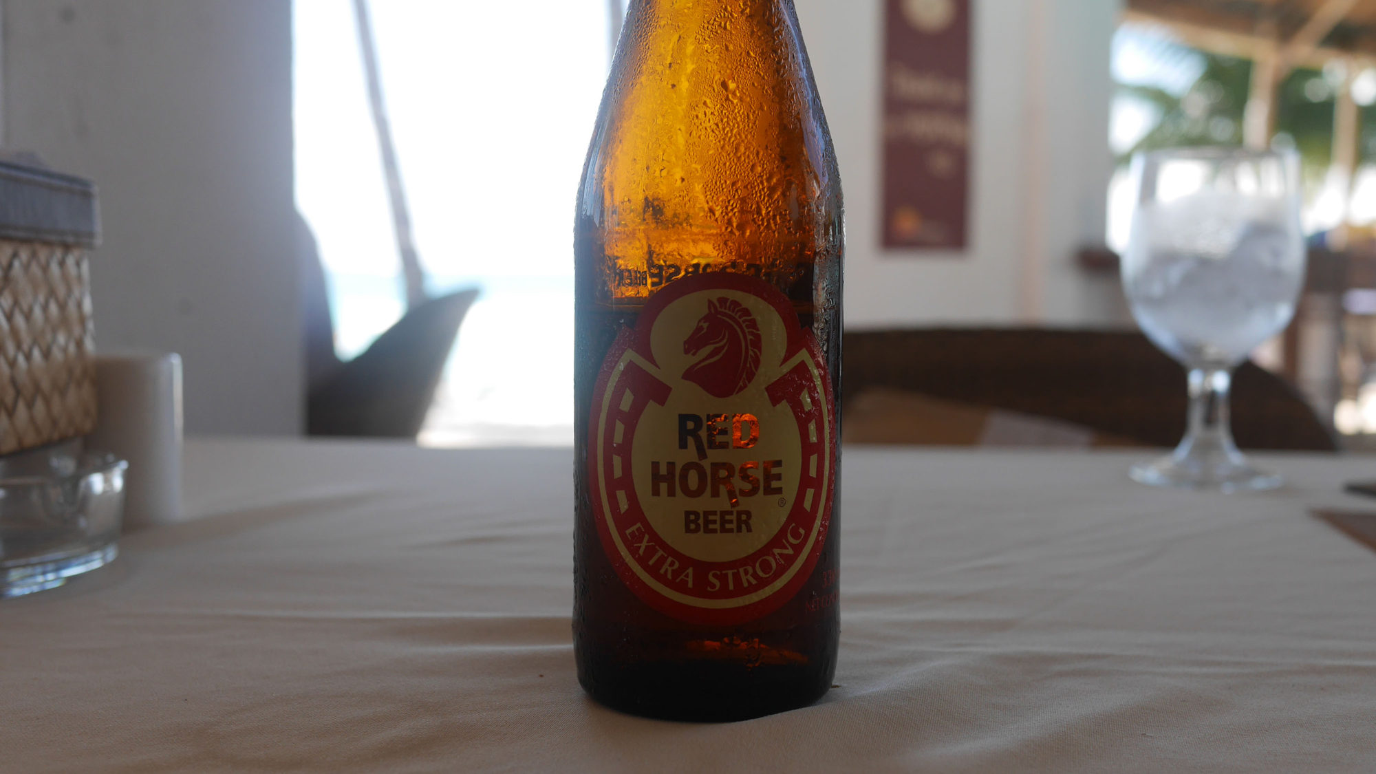 フィリピンのビール レッドホースを飲んだり。高アルコールです。
