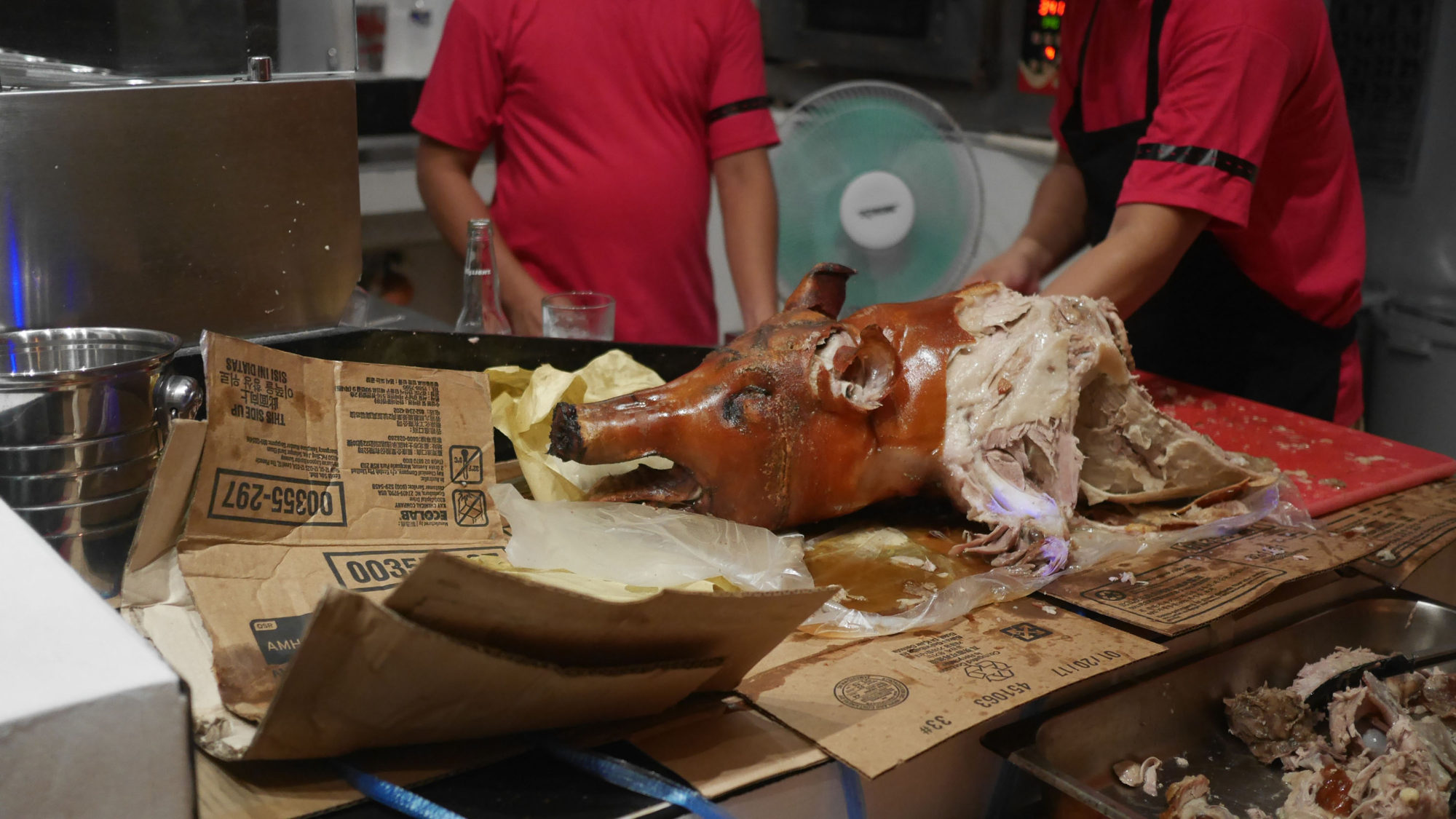 フィリピンの名物料理「レチョン」豚の丸焼きも！